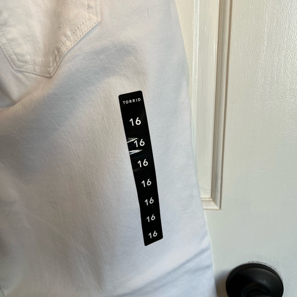 NWT Torrid Sky High Skinny Crop Jeans in White - Picture 8 of 9